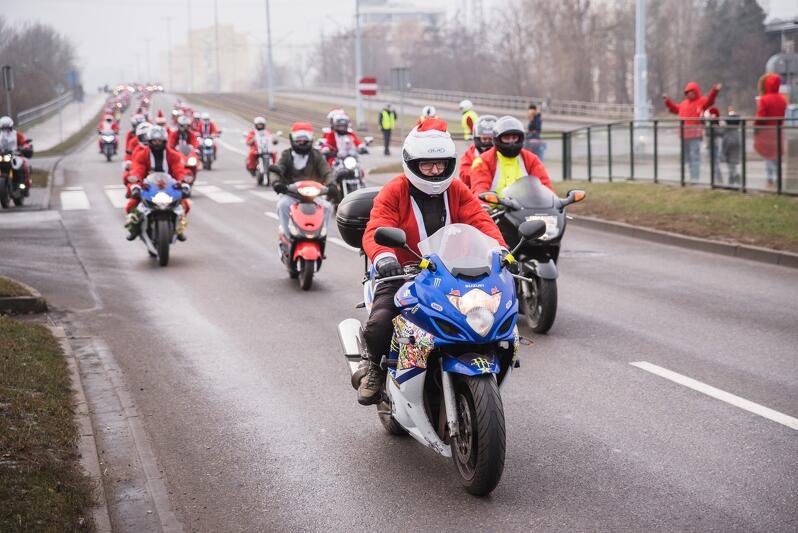 Tysiące Mikołajów nie tylko z Polski przejechałó w niedzielę, 2 grudnia 2018 roku prze Trójmiasto 