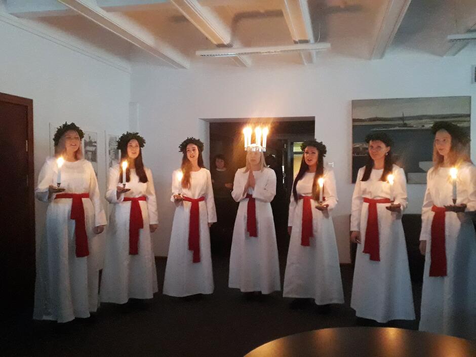 Uczestniczki Orszaku św. Łucji zaśpiewały w Urzędzie Miejskim tradycyjne szwedzkie kolędy, to generalna próba przed koncertem dla mieszkańców