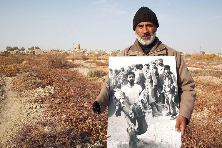 Bohaterem dokumentu Mocniejsze od kul  jest irański fotograf, Saeed Sadeghi, autor ikonicznych zdjęć ochotników z czasów konfliktu z Irakiem. Podróżuje po kraju, próbując odnaleźć nielicznych żyjących bohaterów swoich fotografii.