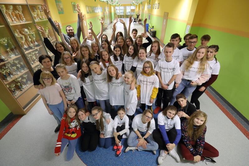 Wolontariusze ze Szkoły Podstawowej nr 2 w Gdańsku. Z lewej stoi Jolanta Giza, za nią Damian Lampka