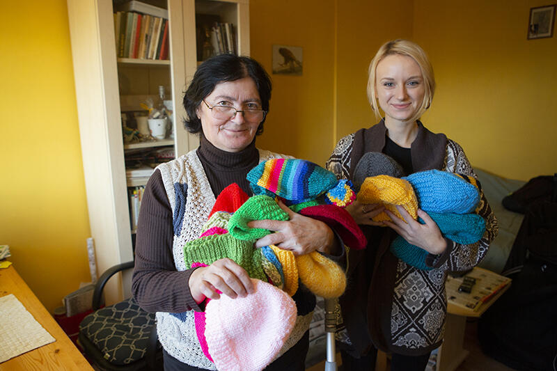 Anna Miękina w swoim mieszkaniu z Weroniką Reżutką z Polskiego Centrum Pomocy Międzynarodowej, która przyjechała z Warszawy do Gdańska tylko na kika godzin, po odbiór daru