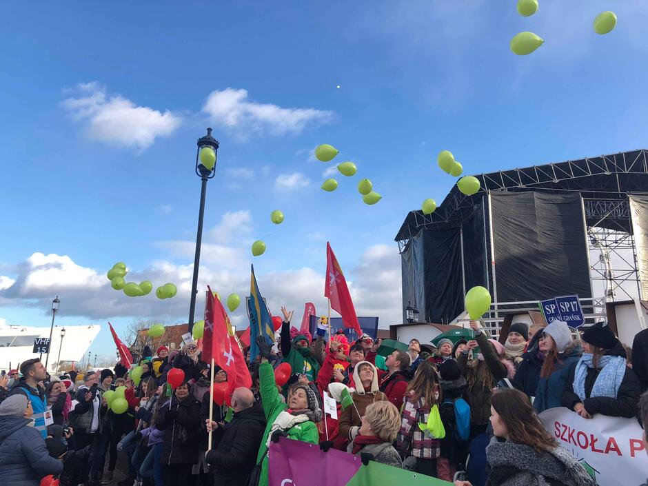 Wolontariusze puszczają balony na Ołowiance 