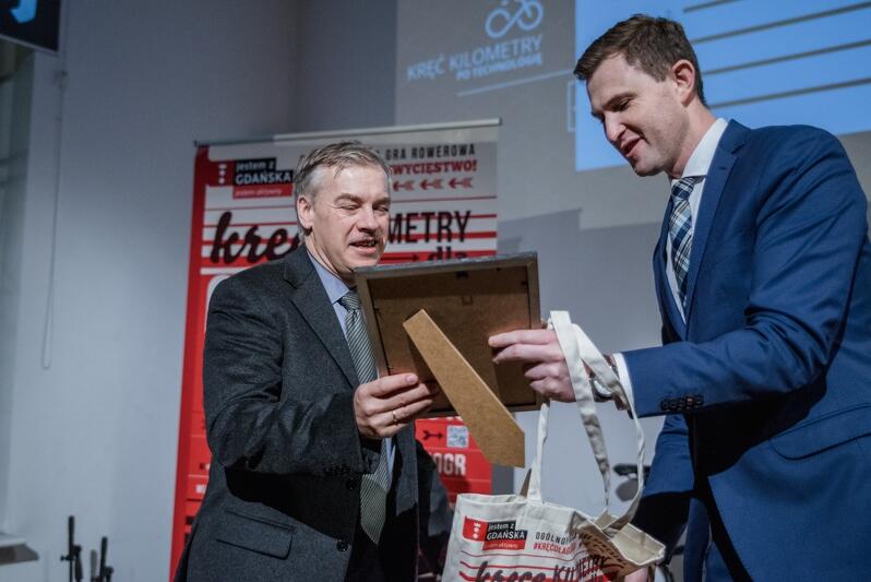 Tadeusz Wróbel, autor perfekcyjnej rozgrzewki, odbiera dyplom z rąk prezydenta Piotra Grzelaka