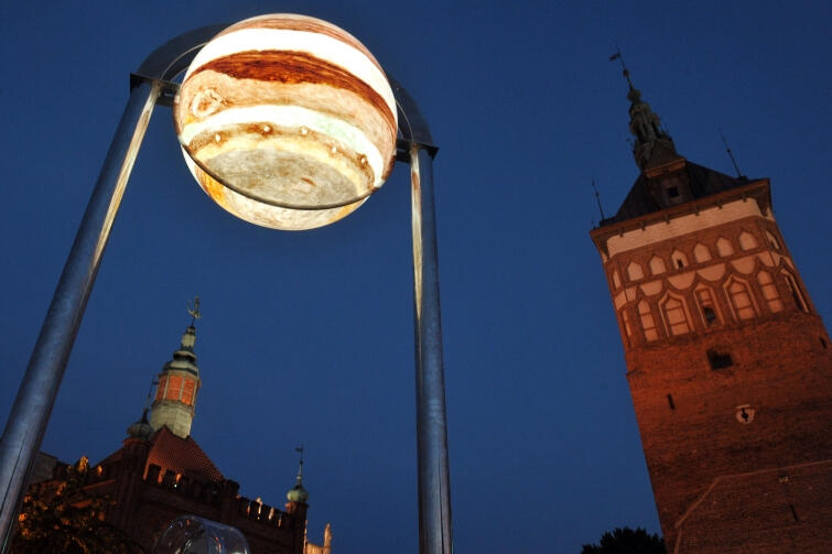Co po decyzji rządu zostanie z kosmicznych perspektyw Gdańska? Czy tylko pamiątkowe zdjęcia z lata 2015 r., kiedy to na Targu Węglowym eksponowane były podświetlone makiety planet Układu Słonecznego? (nz. Jowisz) 