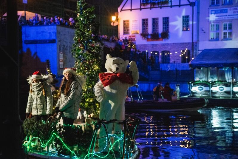 Świętemu Mikołajowi w wodnej podróży do Gdańska towarzyszył biały miś przy wsparciu Gdańskiego Wodnego Ochotniczego Pogotowia Ratunkowego.