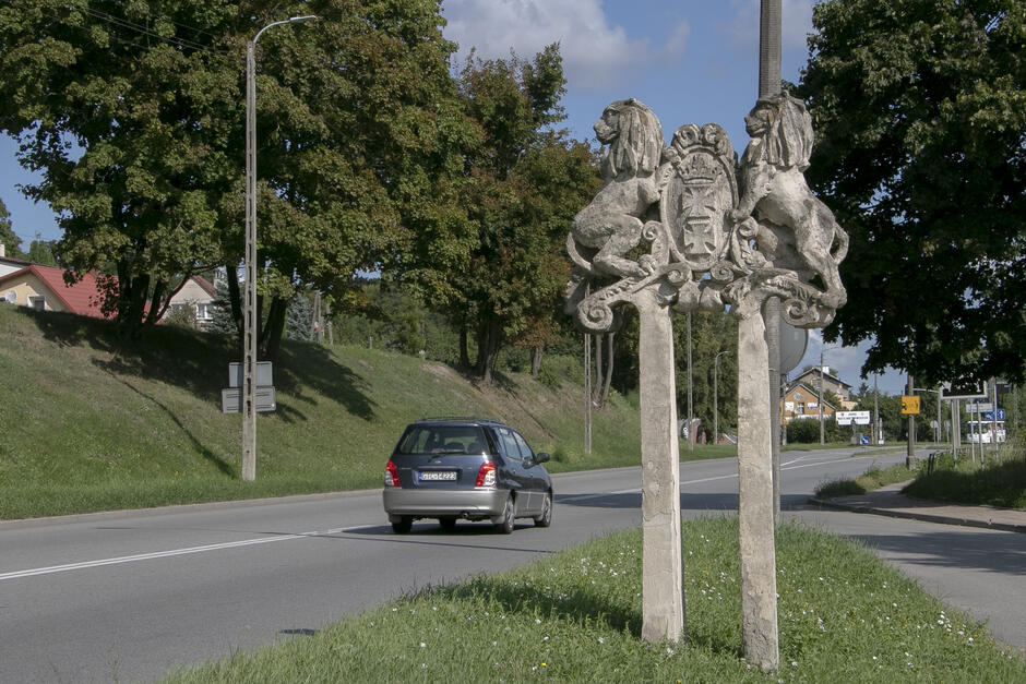 Dwa lwy trzymające herb Gdańska osadzone są na wysokości blisko 2,5 m. Podtrzymują je dwa słupy zamieszczone na betonowej podstawie