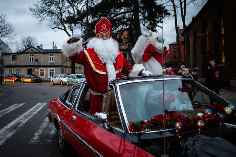 Mikołaj zajechał na Orunię zabytkową limuzyną