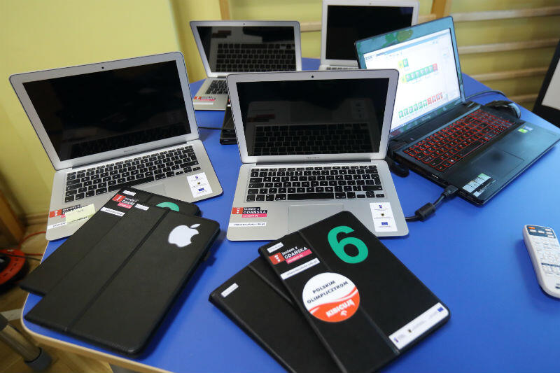 Od 2016 roku na potrzeby pracowni do nauki informatyki zakupiono w Gdańsku 1201 komputerów stacjonarnych dla 58 szkół oraz 159 laptopów dla 10 szkół