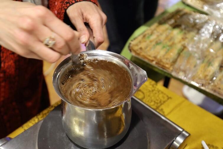 Osoby, które zajrzały na palestyński bazarek, mogły liczyć na poczęstunek tradycyjną arabską kawą