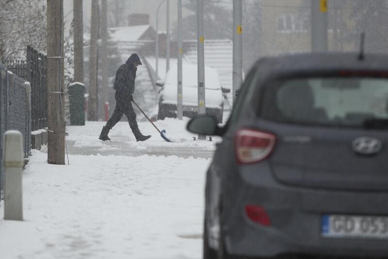 Zima to trudniejszy czas i dla kierowców, i dla pieszych. Na ulicach prócz pracy drogowców potrzebny jest rozsądek osób prowadzących auta. Na chodnikach - usuwanie śniegu i lodu przez zarządców posesji (ostrożność przechodniów też trudno przecenić) 