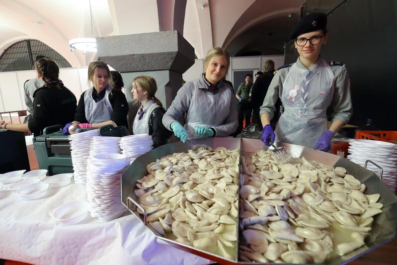 Porcje dla gości wigilii w Zbrojowni wydawali harcerze z gdańskiego ZHP