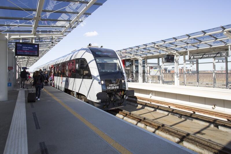Pociąg PKM na stacji Gdańsk Port Lotniczy. W ciągu dwóch lat liczba podróżujących liniami Pomorskiej Kolei Metropolitalnej podwoiła się, a w ciągu ostatniego roku wzrosła o milion pasażerów