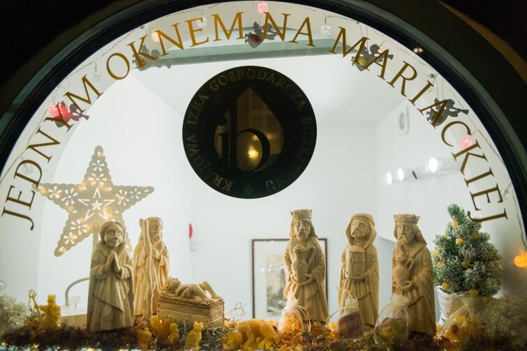 Szopka eksponowana jest w oknie wystawowym kamienicy przy ul. Mariackiej, gdzie mieści się Krajowa Izba Gospodarcza Bursztynu w Gdańsku 