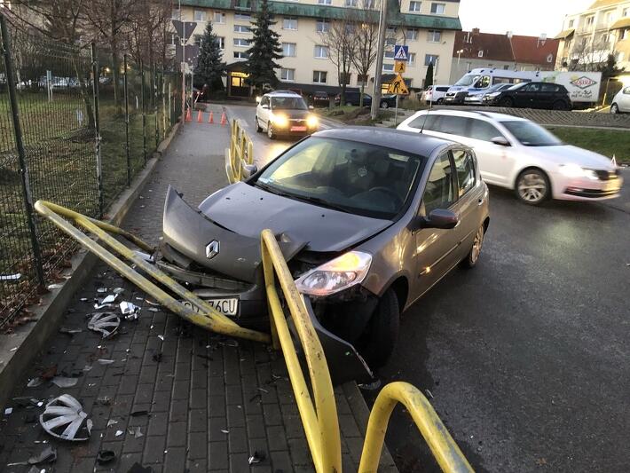 Gdańsk Chełm, ulica Reformacja przy SP 47. Wypadek samochodowy, którego przyczyną było niezachowanie ostrożności podczas gołoledzi 