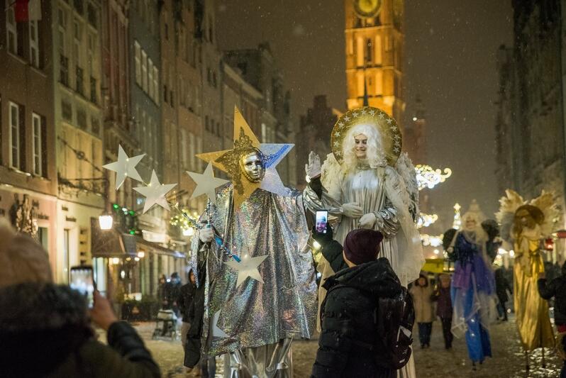 Tradycyjnie w niedzielę poprzedzającą Wigilię Bożego Narodzenia - tym razem wypadła 23 grudnia - na Długim Targu u stóp Neptuna i największej gdańskiej choinki zgromadzili się wielbiciele świętowania w gronie szerszym niż tylko najbliższej rodziny - ze współmieszkańcami