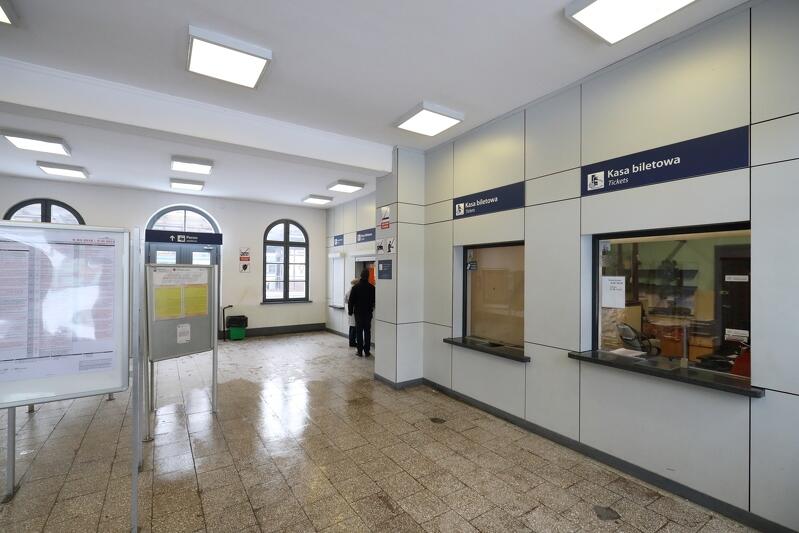 Odnowione wnętrze oliwskiego dworca, w ramach drugiego etapu modernizacji wymieniona zostanie m.in. stolarka okienna i drzwiowa