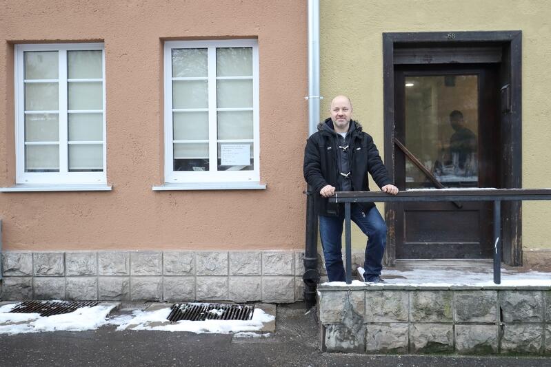 Krzysztof Skrzypski przed wejściem do cieKAWej przy ul. Świętojańskiej 68
