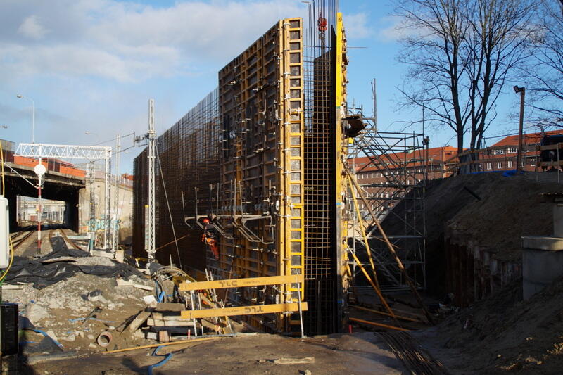 Praca przy budowie nowego gdańskiego wiaduktu w śródmieściu wre