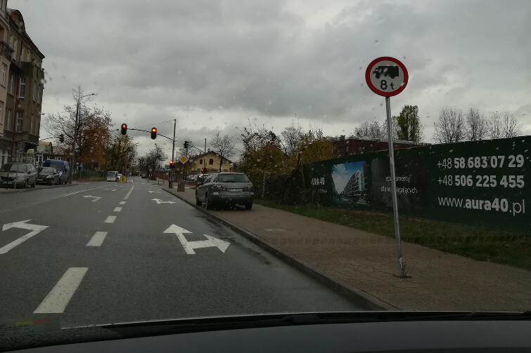 Takie same znaki zakazu wjazdu pojazdów powyżej 8 ton ustawione są w nielicznych punktach Gdańska - m.in. na ul. Wałowej. 