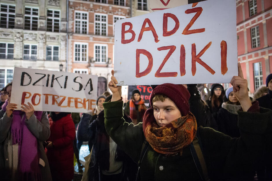 W Gdańsku, pod Fontanną Neptuna, w obronie dzików protestowały osoby w różnym wieku, często rodzice z dziećmi