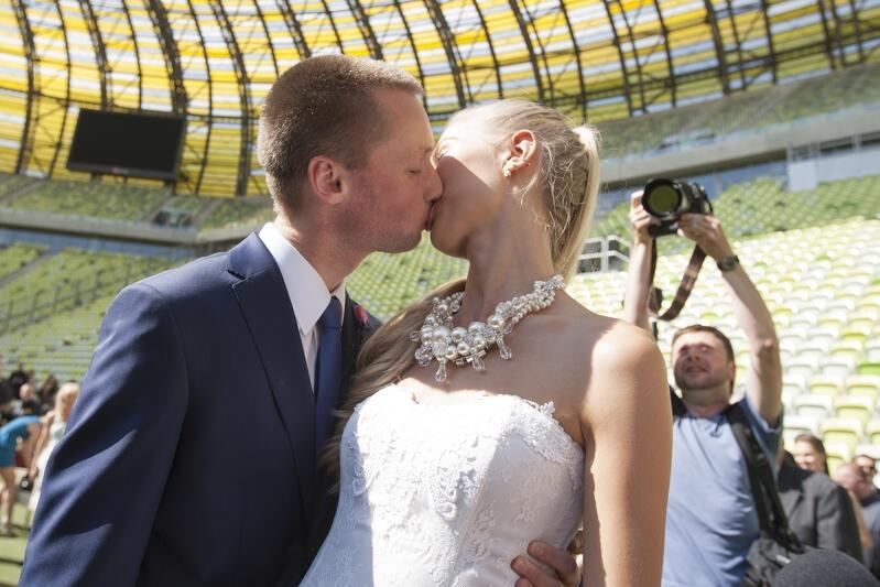 Pierwszy w historii ślub na stadionie PGE Arena (dzisiejsza nazwa to Stadion Energa Gdańsk) zawarli Inga Szwarc i Konrad Dmoch. Było to w 2013 roku