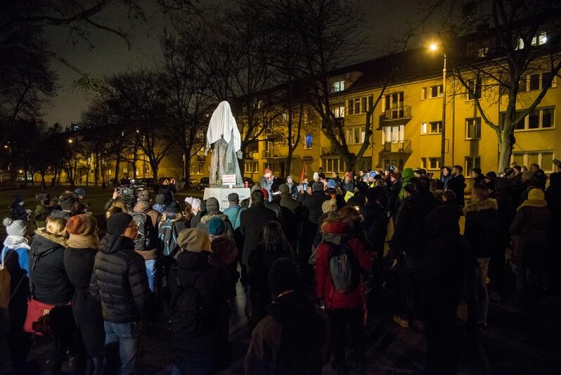 W sobotni wieczór, przy pomniku ks. Jankowskiego odbyła się kolejna manifestacja. Uczestnicy domagali się m.in. usunięcia tego pomnika i odebrania honorowego obywatelstwa Gdańska zmarłemu duchownemu