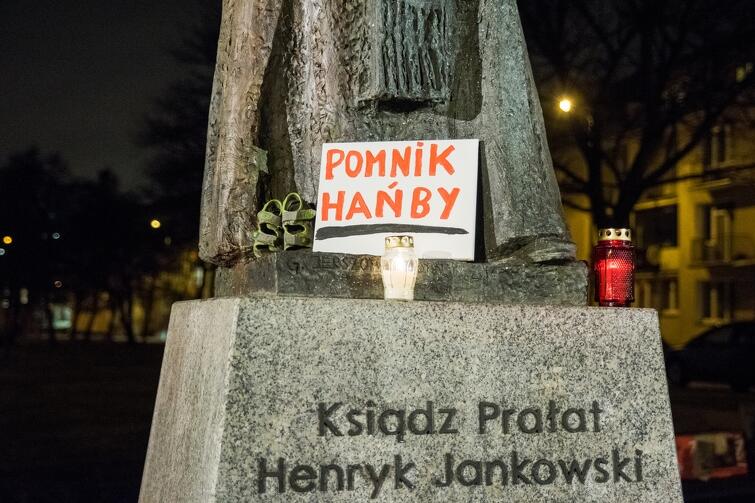 Protesty to reakcja na grudniowy reportaż Gazety Wyborczej, w którym oskarżono ks. Jankowskiego o pedofilię i krzywdzenie dzieci