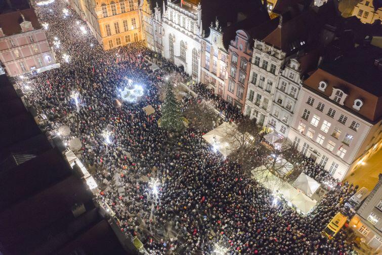 Ul. Długa i Długi Targ. Tłumy gdańszczan na wiecu przeciwko nienawiści po zabójstwie Pawła Adamowicza