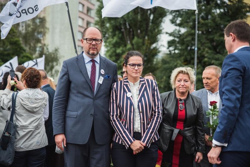 Prezydent Paweł Adamowicz i Aleksandra Dulkiewicz, pod Pomnikiem Poległych Stoczniowców, podczas ubiegłorocznych obchodów Sierpnia