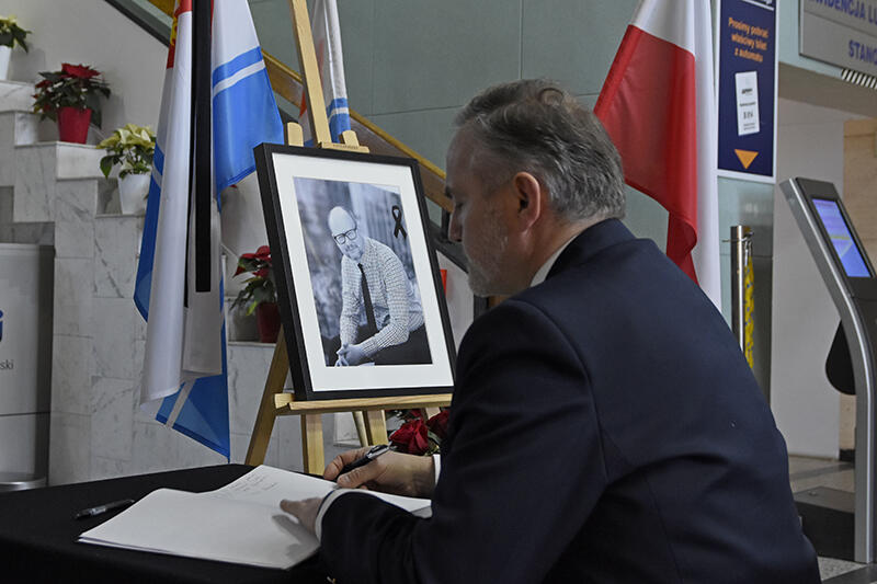 Prezydent Wojciech Szczurek wpisuje się do Księgi Kondolencyjnej w Urzędzie Miasta w Gdyni