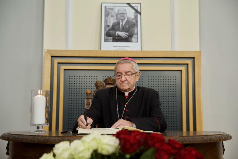Do księgi kondolencyjnej wpisuje się abp Sławoj Leszek Głódź