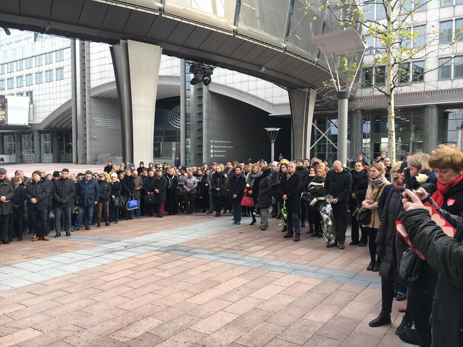 Pożegnanie prezydenta Gdańska Pawła Adamowicza pod budynkiem Parlamentu Europejskiego w Brukseli