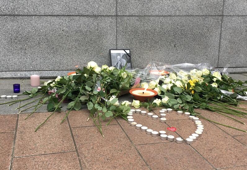 W Brukseli pomodlono się w intencji Pawła Adamowicza, złożono kwiaty i znicze pod ścianą Parlamentu Europejskiego