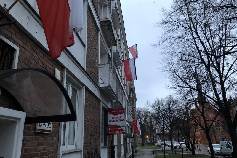 Flagi na domu przy ul. Korzennej (środa rano, 11 stycznia 2018 r.) 