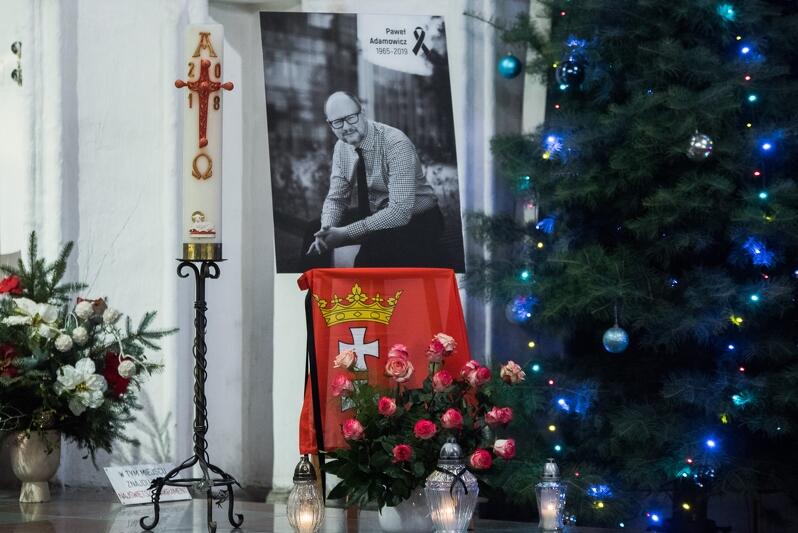 Ołtarz w Bazylice Mariackiej podczas nabożeństwa żałobnego pamięci Pawła Adamowicza, 15 stycznia 2019 r. Tutaj prochy prezydenta spoczną na zawsze