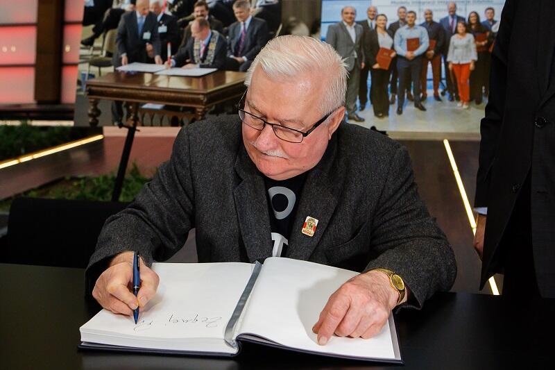 Lech Wałęsa wpisuje się do księgi kondolencyjnej wystawionej w Europejskim Centrum Solidarności ku pamięci zamordowanego prezydenta Gdańska Pawła Adamowicza