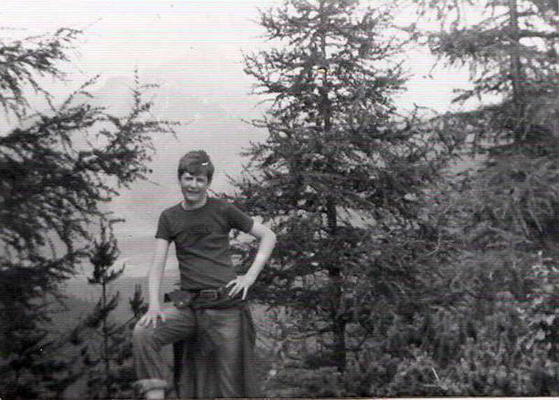 Paweł Adamowicz w młodości na wycieczce w górach