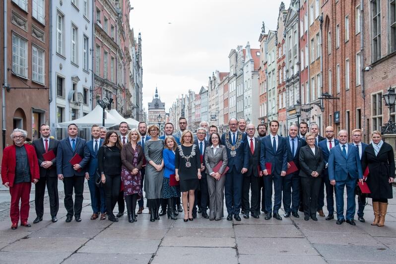 Zdjęcie, które zostało zrobione po inauguracyjnej sesji Rady Miasta Gdańska, 19 listopada 2018 r.