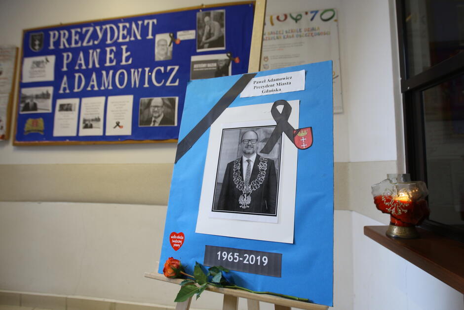 Gdańskie szkoły upamiętniają zmarłego tragicznie Pawła Adamowicza