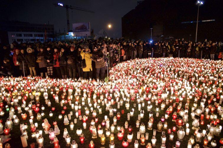 Gdańszczanie dla uczczenia pamięci zamordowanego prezydenta Miasta Pawła Adamowicza układają ze zniczy ogromne serce
