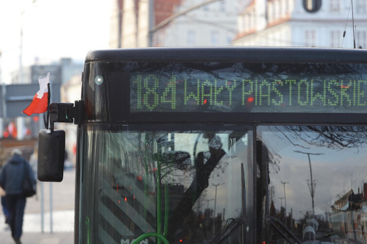 W związku z trwającą od 15 stycznia żałobą w Gdańsku tramwaje i autobusy zostały przyozdobione flagami z kirem