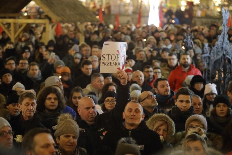 `Stop mowie nienawiści` - hasło, które towarzyszyło milczącemu pożegnaniu Pawła Adamowicza pod Dworem Artusa