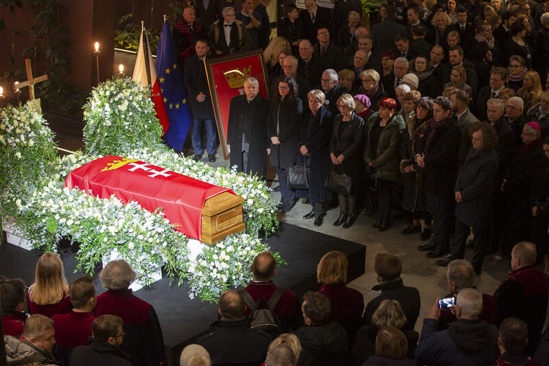 Od czwartku, 17 stycznia gdańszczanie mogą pożegnać swojego prezydenta w Europejskim Centrum Solidarności. W sobotę, 19 grudnia odbędą się uroczystości pogrzebowe