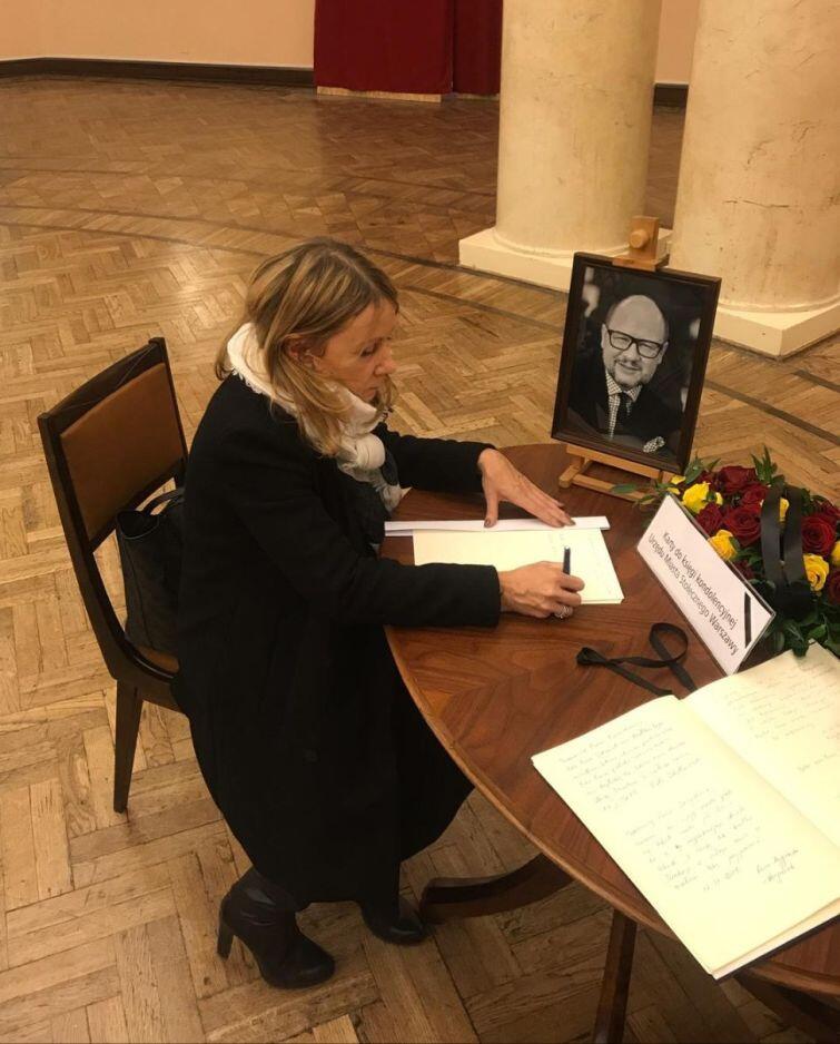 W warszawskim ratuszy wyłożono księgę kondolencyjną po tragicznej śmierci prezydenta Gdańska