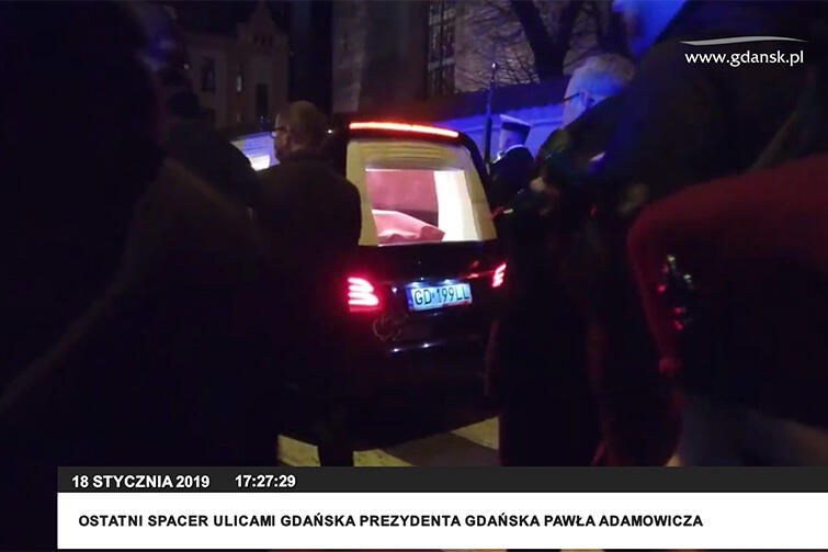 Limuzyna z trumną prezydenta Pawła Adamowicza przejeżdża ul. Stolarską
