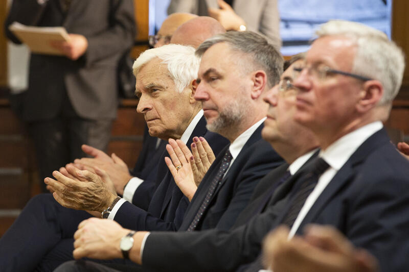 Nz. (pierwszy po lewej) Jerzy Buzek, były premier RP i były przewodniczący parlamentu Europejskiego
