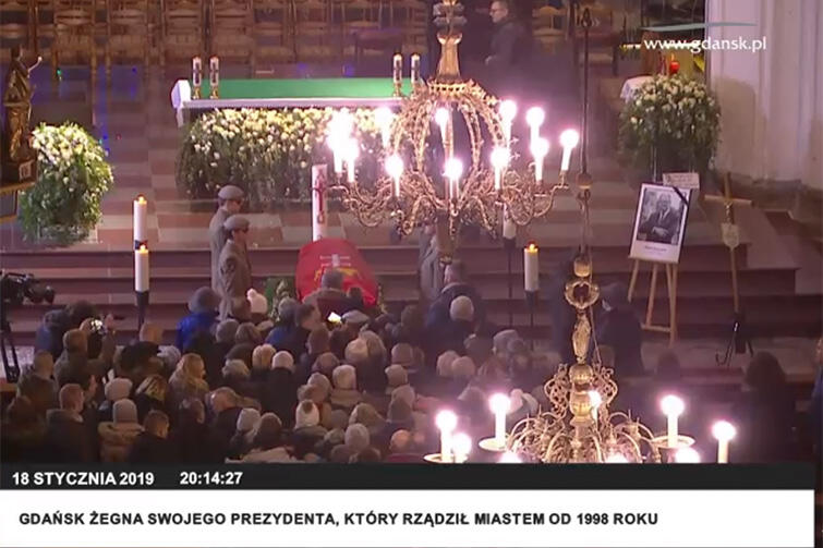 Gdańszczanki i gdańszczanie podchodzą do trumny pożegnać się z prezydentem Adamowiczem