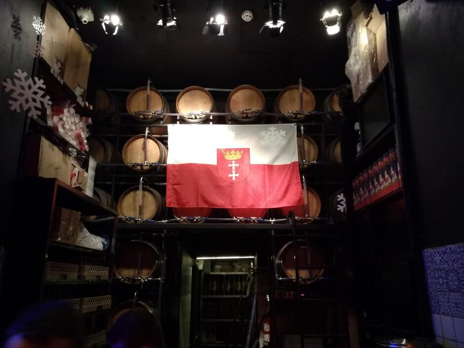 Polska flaga z wpisanym herbem Gdańska - takie symbole można spotkać dzisiaj we Lwowie