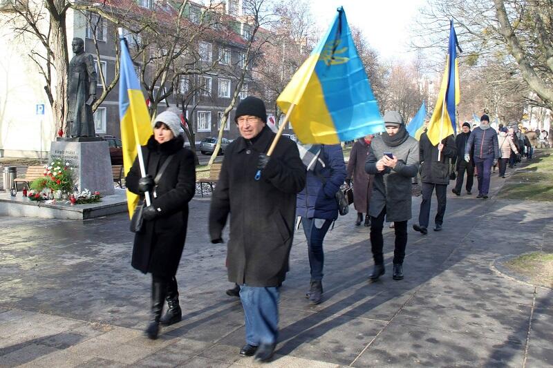 Gdańscy Ukraińcy w drodze na transmisję mszy pogrzebowej prezydenta Gdańska Pawła Adamowicza, pierwsza z lewej Elżbieta Krzemińska