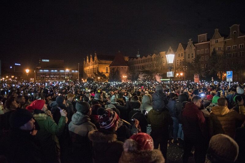Ponad 2 tys. osób zapaliło światełko na Targu Węglowym, w tydzień po tym, jak morderca zaatakował tu prezydenta Gdańska Pawła Adamowicza